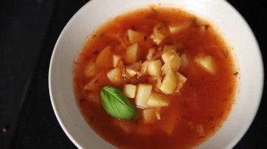 Kırmızı çorba, sebze patates, domates, et suyu, sebze çorbası, sebze çorbası, sebze çorbası, sebze çorbası, sebze çorbası, sebze çorbası, sebze çorbası.