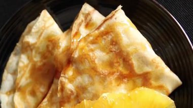 Portakallı krep tatlı krep lezzetli aperatif lezzetli gurme yemek arkaplanı masa kırsal gıdanın üstünde fotokopi odası