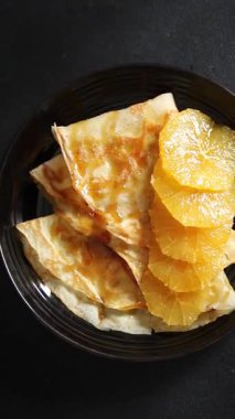 Portakallı krep tatlı krep lezzetli aperatif lezzetli gurme yemek arkaplanı masa kırsal gıdanın üstünde fotokopi odası