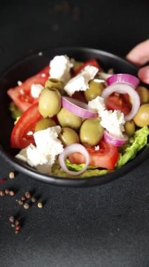 Salata yeşil zeytin, feta, domates, soğan, yeşil yaprak, marul Yunan salatası doğal sağlıklı yemek aperatifi taze lezzetli gurme masanın üzerinde rustik yemekler üst görünüm uzay yiyecekleri arka plan keto ve paleo diyet vejetaryen gıda