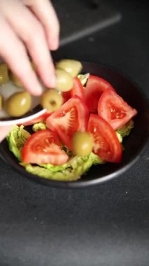 Salata yeşil zeytin, feta, domates, soğan, yeşil yaprak, marul Yunan salatası doğal sağlıklı yemek aperatifi taze lezzetli gurme masanın üzerinde rustik yemekler üst görünüm uzay yiyecekleri arka plan keto ve paleo diyet vejetaryen gıda