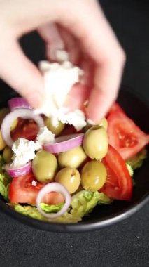 Salata yeşil zeytin, feta, domates, soğan, yeşil yaprak, marul Yunan salatası doğal sağlıklı yemek aperatifi taze lezzetli gurme masanın üzerinde rustik yemekler üst görünüm uzay yiyecekleri arka plan keto ve paleo diyet vejetaryen gıda