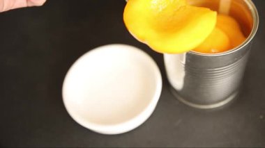 Şeftali konservesi meyve konservesi. Meyve suyu. Lezzetli gurme. Yemek arkaplanı.