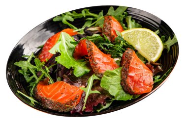 Somon salatası yeşil yaprak salatası deniz ürünleri doğal sağlıklı yemek ana yemek ana yemek aperatif taze gurme yemek arka plan masa rustik gıda üst görünüm fotokopi uzay keto ve paleo diyet vejetaryen diyet pesseeter diyet