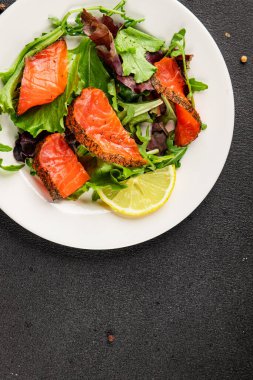 Somon salatası yeşil yaprak salatası deniz ürünleri doğal sağlıklı yemek ana yemek ana yemek aperatif taze gurme yemek arka plan masa rustik gıda üst görünüm fotokopi uzay keto ve paleo diyet vejetaryen diyet pesseeter diyet