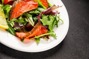 Somon salatası yeşil yaprak salatası deniz ürünleri doğal sağlıklı yemek ana yemek ana yemek aperatif taze gurme yemek arka plan masa rustik gıda üst görünüm fotokopi uzay keto ve paleo diyet vejetaryen diyet pesseeter diyet