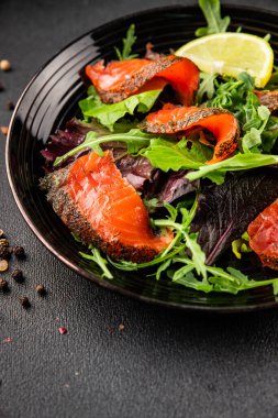 Somon salatası yeşil yaprak salatası deniz ürünleri doğal sağlıklı yemek ana yemek ana yemek aperatif taze gurme yemek arka plan masa rustik gıda üst görünüm fotokopi uzay keto ve paleo diyet vejetaryen diyet pesseeter diyet