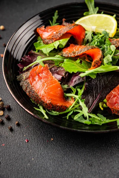 Somon salatası yeşil yaprak salatası deniz ürünleri doğal sağlıklı yemek ana yemek ana yemek aperatif taze gurme yemek arka plan masa rustik gıda üst görünüm fotokopi uzay keto ve paleo diyet vejetaryen diyet pesseeter diyet