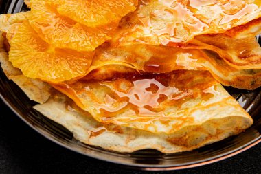 Portakallı krep tatlı krep lezzetli aperatif lezzetli gurme yemek arkaplanı masa kırsal gıdanın üstünde fotokopi odası