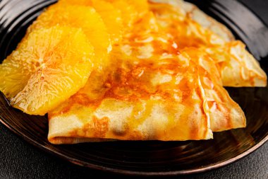 Portakallı krep tatlı krep lezzetli aperatif lezzetli gurme yemek arkaplanı masa kırsal gıdanın üstünde fotokopi odası