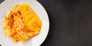 Portakallı krep tatlı krep lezzetli aperatif lezzetli gurme yemek arkaplanı masa kırsal gıdanın üstünde fotokopi odası