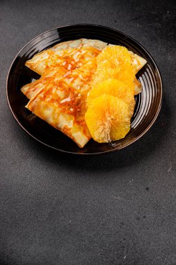 Portakallı krep tatlı krep lezzetli aperatif lezzetli gurme yemek arkaplanı masa kırsal gıdanın üstünde fotokopi odası