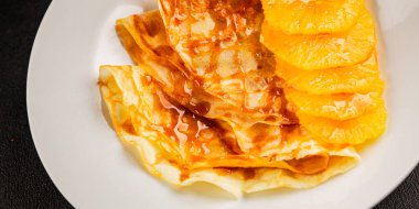 Portakallı krep tatlı krep lezzetli aperatif lezzetli gurme yemek arkaplanı masa kırsal gıdanın üstünde fotokopi odası