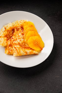 Portakallı krep tatlı krep lezzetli aperatif lezzetli gurme yemek arkaplanı masa kırsal gıdanın üstünde fotokopi odası