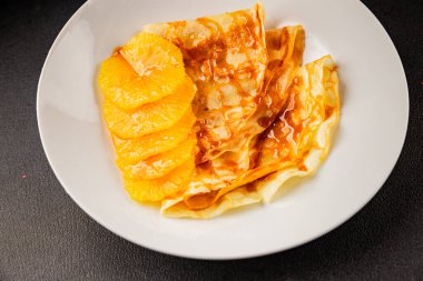 Portakallı krep tatlı krep lezzetli aperatif lezzetli gurme yemek arkaplanı masa kırsal gıdanın üstünde fotokopi odası