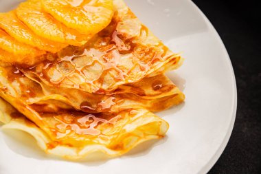 Portakallı krep tatlı krep lezzetli aperatif lezzetli gurme yemek arkaplanı masa kırsal gıdanın üstünde fotokopi odası