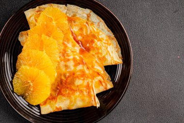 Portakallı krep tatlı krep lezzetli aperatif lezzetli gurme yemek arkaplanı masa kırsal gıdanın üstünde fotokopi odası