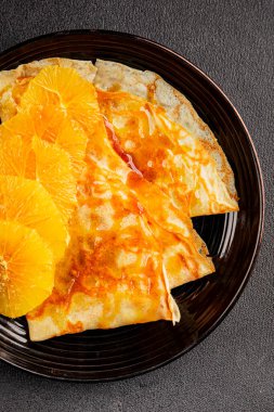 Portakallı krep tatlı krep lezzetli aperatif lezzetli gurme yemek arkaplanı masa kırsal gıdanın üstünde fotokopi odası