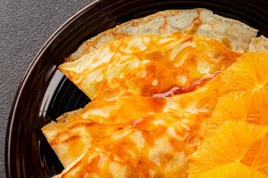 Portakallı krep tatlı krep lezzetli aperatif lezzetli gurme yemek arkaplanı masa kırsal gıdanın üstünde fotokopi odası