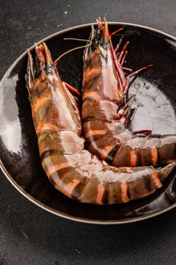 Kaplan karidesleri çiğ kral gamba karidesleri deniz ürünleri doğal gıda aperatifler taze lezzetli gurmeler masa üzerinde rustik yemekler üst görünüm uzay yiyecekleri pezetarya diyeti kopyaları