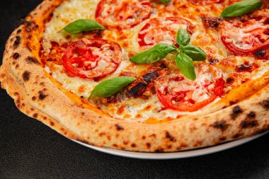 Pizza, domates, margarita, fast food, doğal ürün, lezzetli çerez, leziz gurme yemek arkaplan, masanın kırsal kesiminde fotokopi alanı.