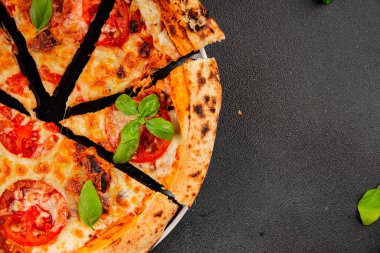 Pizza, domates, margarita, fast food, doğal ürün, lezzetli çerez, leziz gurme yemek arkaplan, masanın kırsal kesiminde fotokopi alanı.