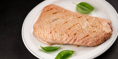 Ördek göğsü çiğ kümes hayvanı eti. Doğal ürün. Lezzetli atıştırmalıklar.