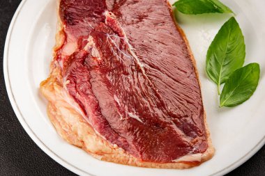 Ördek göğsü çiğ kümes hayvanı eti. Doğal ürün. Lezzetli atıştırmalıklar.