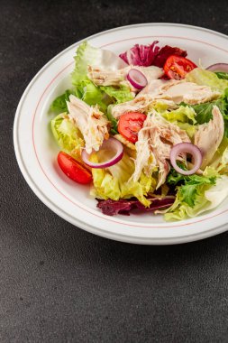 Salata tavuğu, et ve sebze domates, yeşil yaprak marul, soğan doğal ürün lezzetli aperatif taze lezzetli gurme yemek arka planı masa rustik üst manzara fotokopi alanı keto ve paleo diyeti