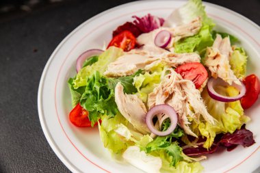 Salata tavuğu, et ve sebze domates, yeşil yaprak marul, soğan doğal ürün lezzetli aperatif taze lezzetli gurme yemek arka planı masa rustik üst manzara fotokopi alanı keto ve paleo diyeti