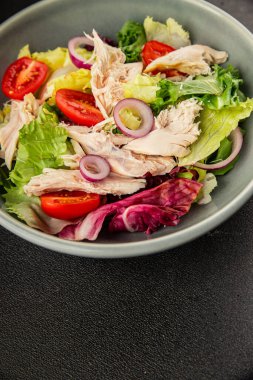 Salata tavuğu, et ve sebze domates, yeşil yaprak marul, soğan doğal ürün lezzetli aperatif taze lezzetli gurme yemek arka planı masa rustik üst manzara fotokopi alanı keto ve paleo diyeti