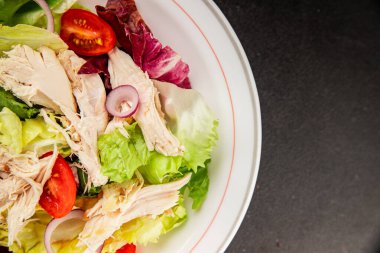 Salata tavuğu, et ve sebze domates, yeşil yaprak marul, soğan doğal ürün lezzetli aperatif taze lezzetli gurme yemek arka planı masa rustik üst manzara fotokopi alanı keto ve paleo diyeti