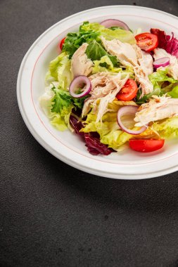 Salata tavuğu, et ve sebze domates, yeşil yaprak marul, soğan doğal ürün lezzetli aperatif taze lezzetli gurme yemek arka planı masa rustik üst manzara fotokopi alanı keto ve paleo diyeti