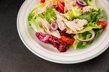 Salata tavuğu, et ve sebze domates, yeşil yaprak marul, soğan doğal ürün lezzetli aperatif taze lezzetli gurme yemek arka planı masa rustik üst manzara fotokopi alanı keto ve paleo diyeti