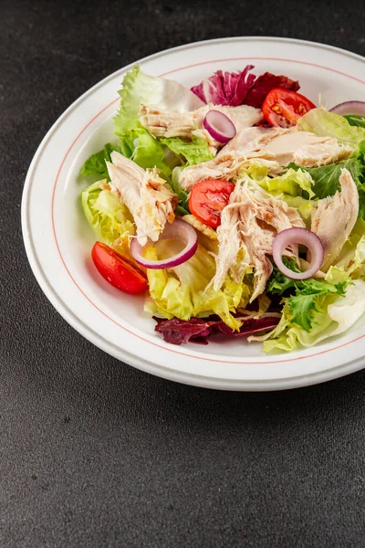 Salata tavuğu, et ve sebze domates, yeşil yaprak marul, soğan doğal ürün lezzetli aperatif taze lezzetli gurme yemek arka planı masa rustik üst manzara fotokopi alanı keto ve paleo diyeti