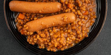 Mercimekli sosis ikinci tabak lezzetli aperatif lezzetli gurme yemek arkaplanı masa rustik üst görünüm fotokopi alanı