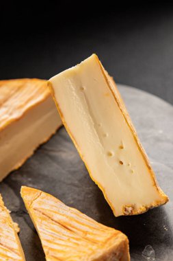 Yumuşak peynirli Tartiflette lezzetli inek sütü, keçi ya da koyun eti aperatifi lezzetli gurme yemek arkaplanı masa rustik gıda üst görünümü fotokopi alanı