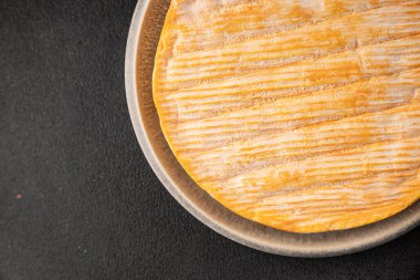 Yumuşak peynirli Tartiflette lezzetli inek sütü, keçi ya da koyun eti aperatifi lezzetli gurme yemek arkaplanı masa rustik gıda üst görünümü fotokopi alanı