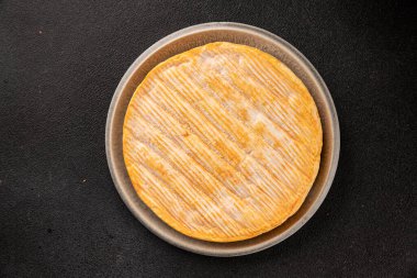 Yumuşak peynirli Tartiflette lezzetli inek sütü, keçi ya da koyun eti aperatifi lezzetli gurme yemek arkaplanı masa rustik gıda üst görünümü fotokopi alanı