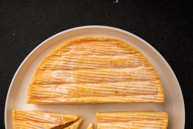 Yumuşak peynirli Tartiflette lezzetli inek sütü, keçi ya da koyun eti aperatifi lezzetli gurme yemek arkaplanı masa rustik gıda üst görünümü fotokopi alanı