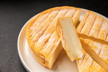 Yumuşak peynirli Tartiflette lezzetli inek sütü, keçi ya da koyun eti aperatifi lezzetli gurme yemek arkaplanı masa rustik gıda üst görünümü fotokopi alanı