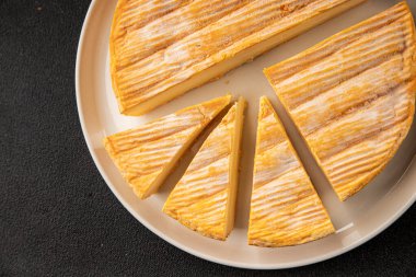 Yumuşak peynirli Tartiflette lezzetli inek sütü, keçi ya da koyun eti aperatifi lezzetli gurme yemek arkaplanı masa rustik gıda üst görünümü fotokopi alanı