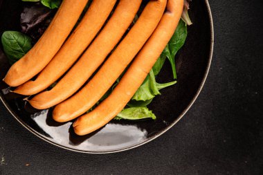 Sosisler kümes hayvanları tavuk veya hindi lezzetli aperatif lezzetli lezzetli gurme yemek arkaplanı masa kırsal gıdalar üst görünüm fotokopi alanı