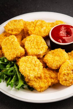 Tavuk nuggetları fast food doğal lezzetli aperatifler taze lezzetli gurme yemek arka planı masa rustik üst görünüm fotokopi alanı