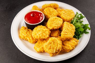 Tavuk nuggetları fast food doğal lezzetli aperatifler taze lezzetli gurme yemek arka planı masa rustik üst görünüm fotokopi alanı