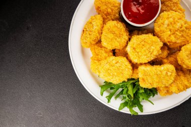 Tavuk nuggetları fast food doğal lezzetli aperatifler taze lezzetli gurme yemek arka planı masa rustik üst görünüm fotokopi alanı