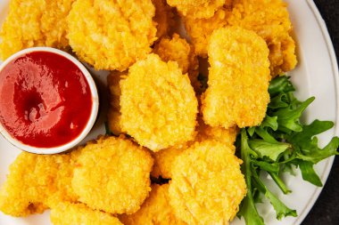Tavuk nuggetları fast food doğal lezzetli aperatifler taze lezzetli gurme yemek arka planı masa rustik üst görünüm fotokopi alanı