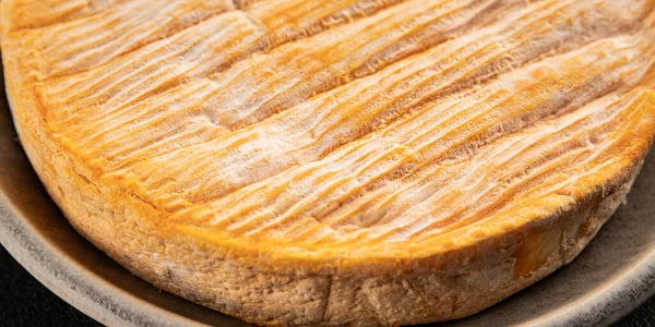 Yumuşak peynirli Tartiflette lezzetli inek sütü, keçi ya da koyun eti aperatifi lezzetli gurme yemek arkaplanı masa rustik gıda üst görünümü fotokopi alanı