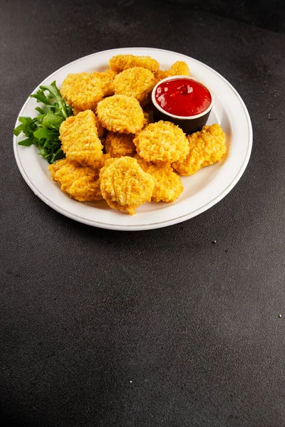 Tavuk nuggetları fast food doğal lezzetli aperatifler taze lezzetli gurme yemek arka planı masa rustik üst görünüm fotokopi alanı