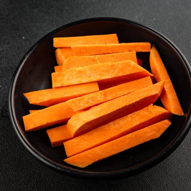 Çiğ patates dilimleri lezzetli aperatif lezzetli gurme lezzetli yemek masası arka plan kırsal üst görünüm fotokopi alanı keto ve paleo diyet vejetaryen ve vejetaryen diyeti.